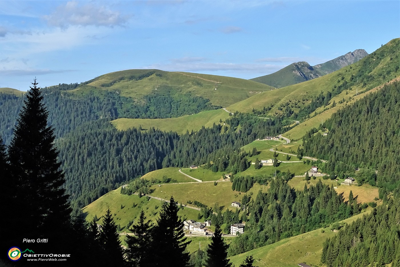 14 Vista sulla Fraccia e la strada per Rif. e Passo S. Marco.JPG